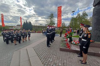 Кадеты школы №1150 возложили цветы к памятнику-бюсту Рокоссовскому