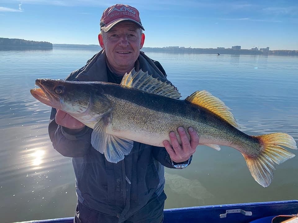 Радужный балансир. Рыболов 6. Рыбак на рыбалке. Щучий балансир. Удилище болонское azor актив 900.