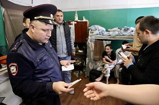 Более 100 человек проверили в Майдарово на соблюдение миграционного законодательства