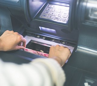 Местная жительница, пытаясь защитить свои сбережения, перевела  мошеннику 700 000 рублей