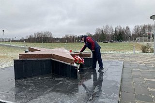 Сотрудники зеленоградского Управления ГОиЧС возложили цветы к мемориалу «Героям-панфиловцам»