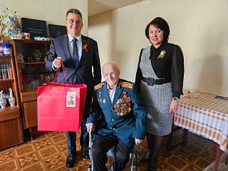 Партийцы Солнечногорска поздравляют ветеранов с Великой Победой