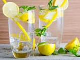 Вода c лимоном – всем ли нужно начинать с нее день