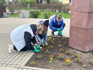 Партийцы Солнечногорска провели субботник стелы «Солнечногорск – город воинской доблести»