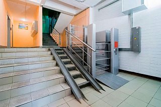В подъездах жилых домов Зеленограда устанавливают подъемники для маломобильных граждан