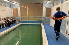 Спасатели проводят занятия со школьниками в бассейнах Зеленограда