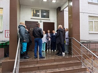 Единороссы Солнечногорска проверили качество работ по ремонту входной группы стационарного отделения в НПО «Ржавки» 