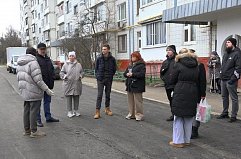 Единороссы Солнечногорска проверили работы по комплексному благоустройству дворовой территории в Андреевке 