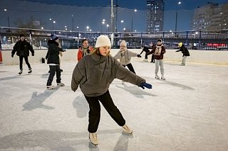 На катках Зеленограда бесплатно обучают кататься на коньках