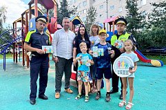 Светоотражающие элементы раздали детям на акции «Безопасный двор» в Солнечногорске
