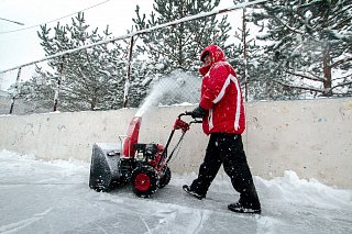 Пенсионеру из Солнечногорска подарили снегоуборочную машину