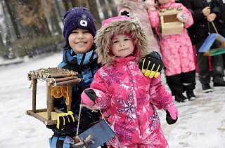 40 новых кормушек развесили в парке школьники Солнечногорска