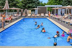 Прага столица чехии. Человек летит. Тянутся города в каждом из них бывал. Картина микеланджело руки. Микеланджело сотворение адама.