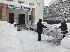 Единороссы Солнечногорска проверили доступность больницы в поселке Ржавки  