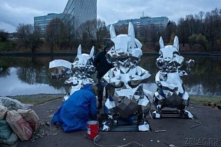 На берегу Большого городского пруда в Зеленограде установлен арт-объект «Белочки»