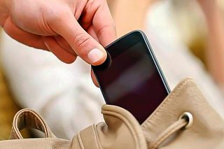 В Солнечногорске задержана подозреваемая в краже телефона
