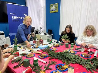 Новогодний мастер-класс в Единой России Солнечногорска: Творчество, единство и волшебство