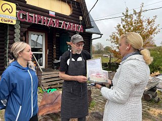 Единороссы Солнечногорска поздравили с Днём работника сельского хозяйства основателя сыроварни «33 сыра от Джея Клоуза»