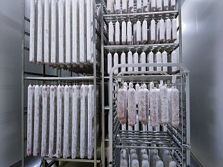 Импортозамещение в деле: сыровяленые колбасы и мясные деликатесы мирового уровня производят в Солнечногорске