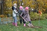 Зеленоградские первоклассники высадили деревья у корпуса 360